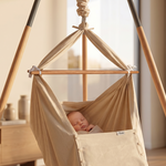 Baby in der Federwiege Beige ,Anthrazit Tipi Gestell,  Geborgen, Front Ansicht, Swollie
