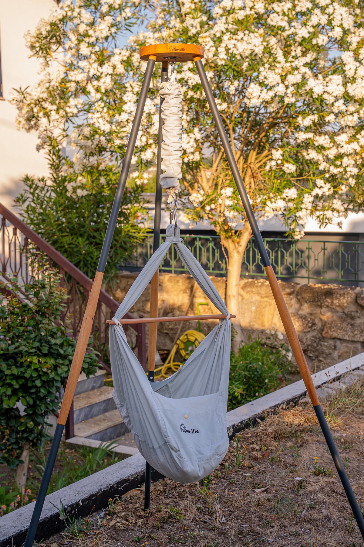 Swollie Federwiege mit Tipi-Gestell