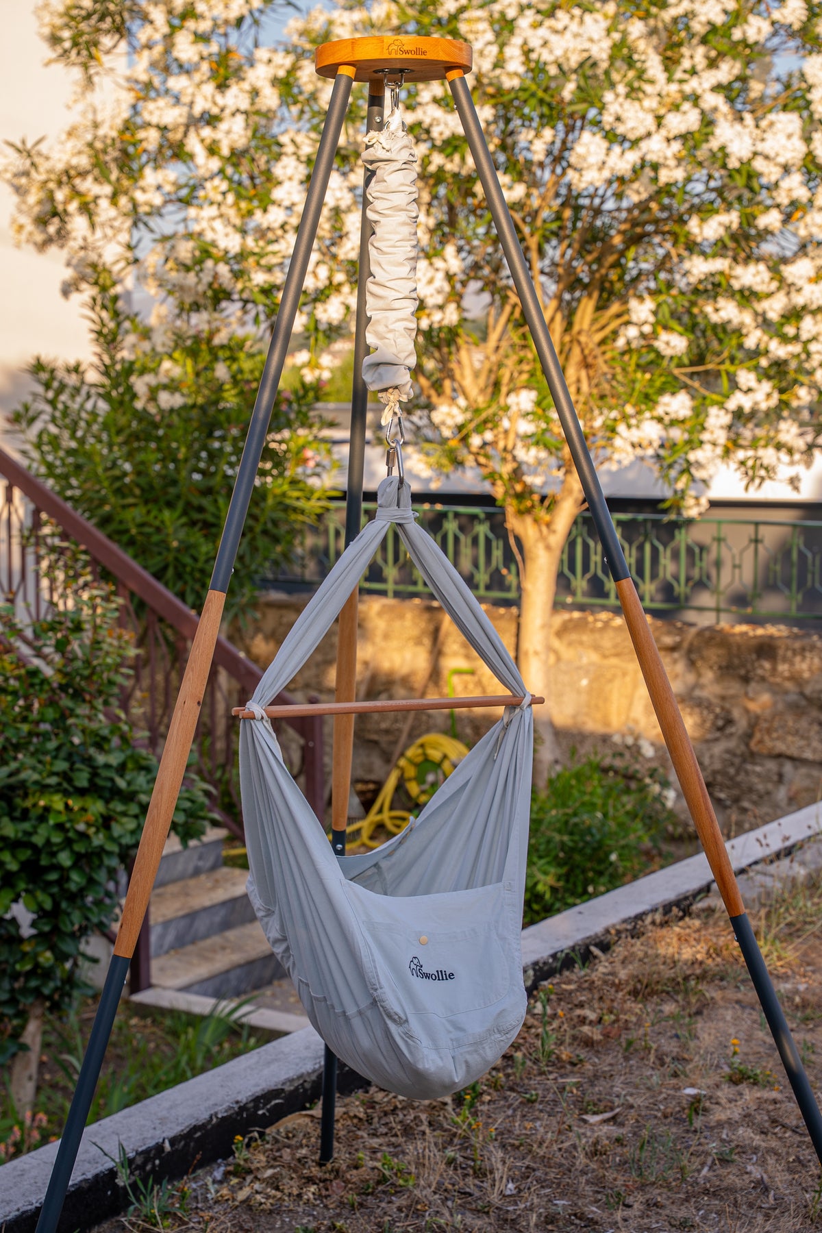 Swollie Federwiege mit Tipi-Gestell  & Motor